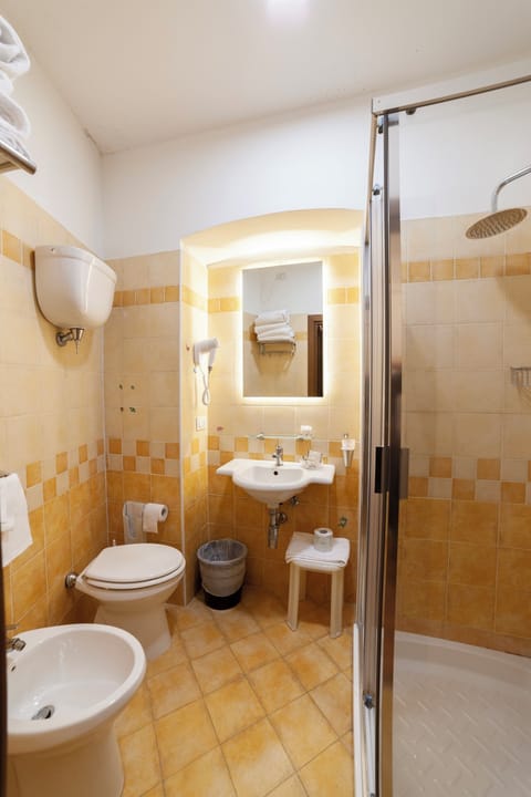 Quad Room | Bathroom | Shower, hair dryer, bidet, towels