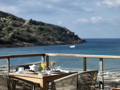 2 restaurants; lunch and dinner served