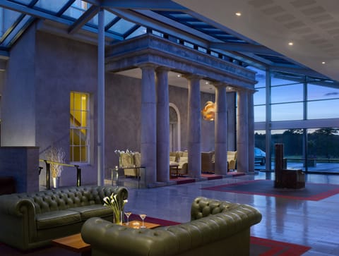 2 bars/lounges