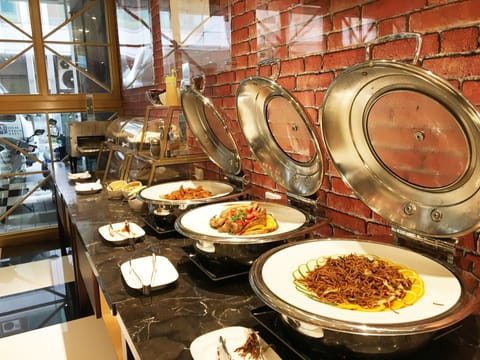 Daily buffet breakfast for a fee
