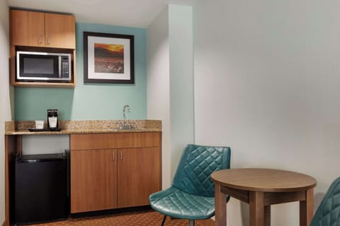 Premium bedding, in-room safe, desk, blackout drapes