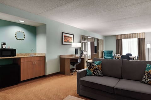 Premium bedding, in-room safe, desk, blackout drapes