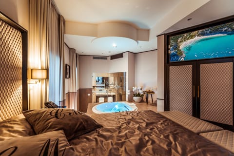 Luxury Suite, with hot tub and sauna | Pillowtop beds, minibar, in-room safe, individually decorated