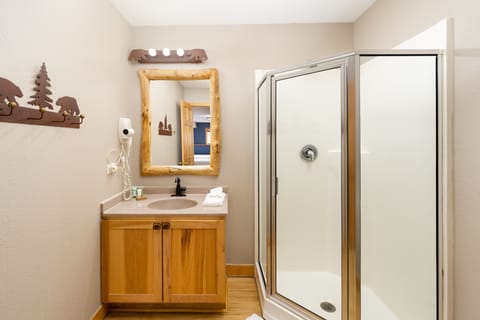 Luxury Cabin, 3 Bedrooms | Bathroom | Combined shower/tub, hair dryer, towels, soap
