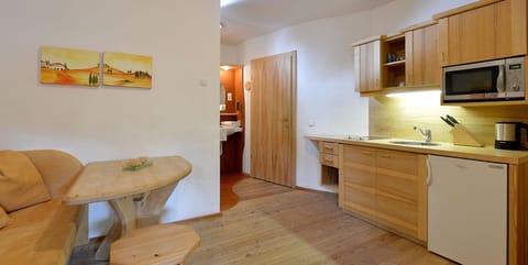 Apartment (Kleines Bernstein) | Private kitchenette | Full-size fridge, stovetop, cookware/dishes/utensils