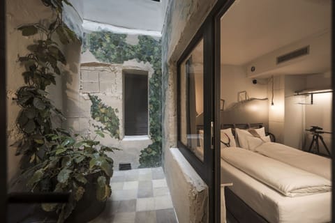 Basic Room (Besenkammer) | Hypo-allergenic bedding, in-room safe, individually decorated