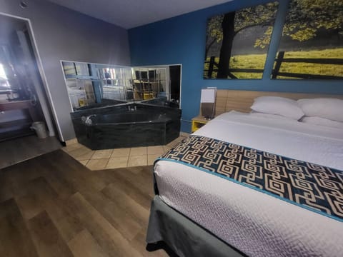 Standard Room, 1 King Bed, Non Smoking, Jetted Tub | In-room safe, desk, blackout drapes, iron/ironing board