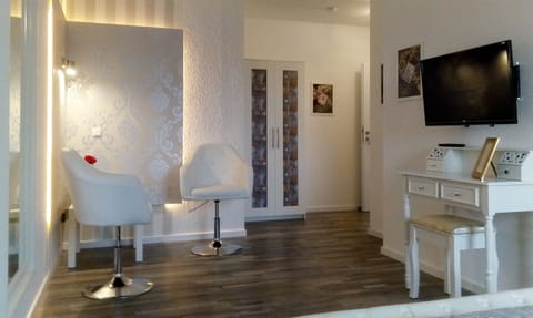 Design Double Room, Allergy Friendly | Premium bedding, desk, free WiFi, bed sheets