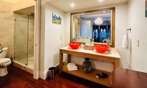 Dahlia Suite | Bathroom | Shower, free toiletries, hair dryer, towels