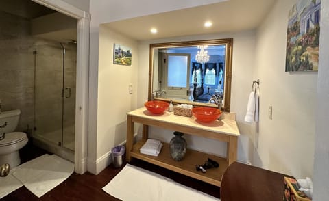 Dahlia Suite | Bathroom | Shower, free toiletries, hair dryer, towels