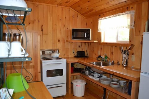 Classic Cottage, 2 Bedrooms (Cottage #6 ) | Private kitchen | Fridge, coffee/tea maker, toaster, toaster oven