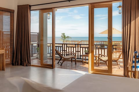 Deluxe Studio Suite, Sea View | 1 bedroom, premium bedding, pillowtop beds, minibar
