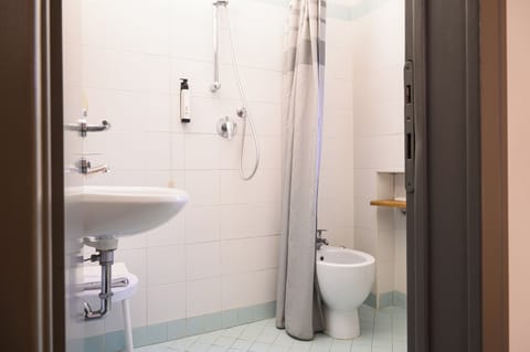 Standard Triple Room | Bathroom | Shower, free toiletries, hair dryer, towels