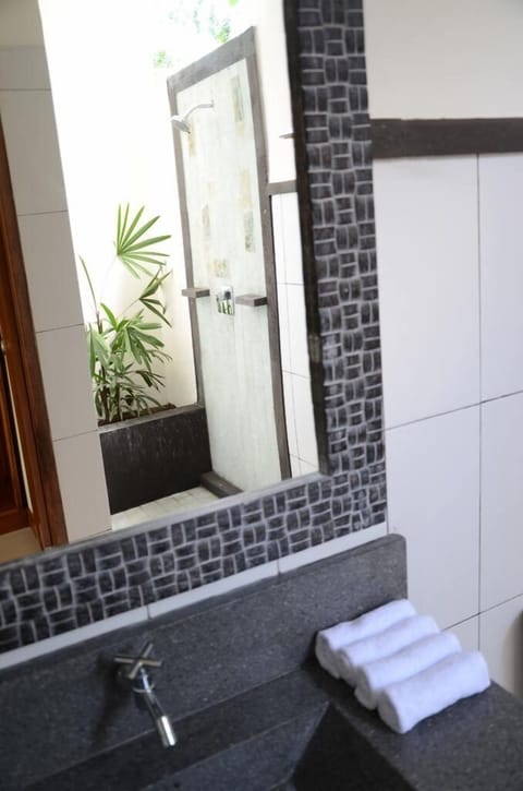 Shower, free toiletries, towels