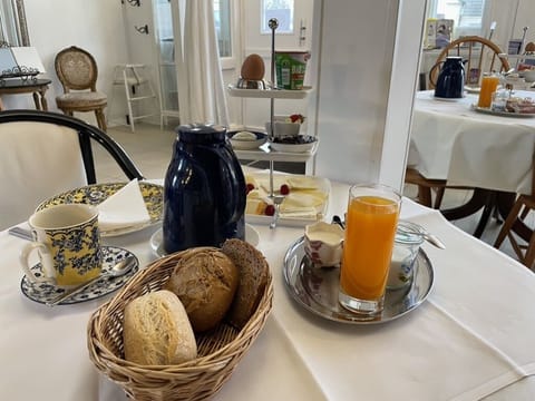 Daily buffet breakfast for a fee