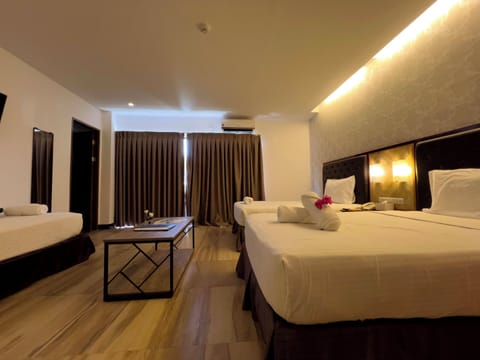 Family Quadruple Room | In-room safe, laptop workspace, blackout drapes, WiFi (free)