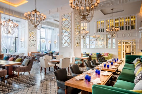 2 restaurants; breakfast, lunch, and dinner served
