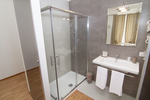 Shower, free toiletries, hair dryer, bidet