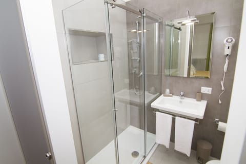 Shower, free toiletries, hair dryer, bidet