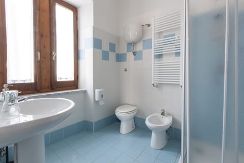 Traditional Double Room, Garden View | Bathroom | Shower, free toiletries, hair dryer