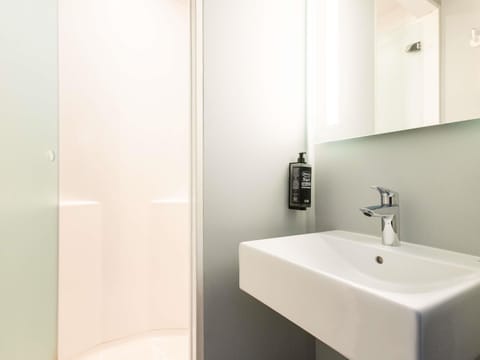 Shower, eco-friendly toiletries, towels