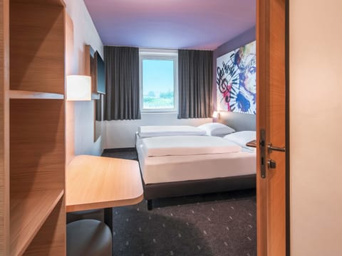 Twin Room, Non Smoking | Desk, blackout drapes, soundproofing, free WiFi