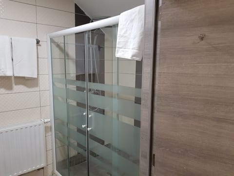 Family Quadruple Room | Bathroom | Shower, free toiletries, hair dryer, towels