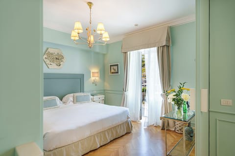 Suite, Balcony | Premium bedding, down comforters, minibar, in-room safe