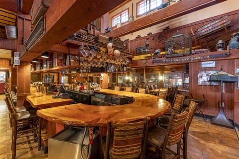 3 bars/lounges
