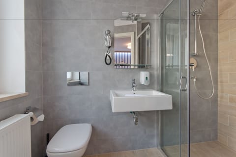 Triple Room | Bathroom | Shower, hair dryer, towels