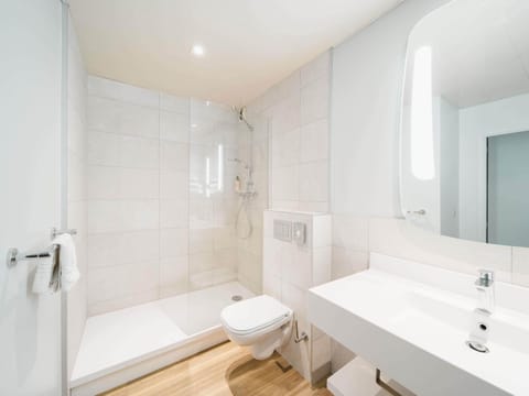 Premium bedding, Select Comfort beds, desk, blackout drapes