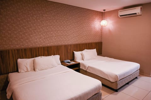 Family Room | Desk, iron/ironing board (on request), WiFi (free)