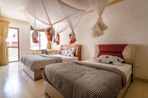Standard Twin Room | Desk, laptop workspace, blackout drapes, soundproofing