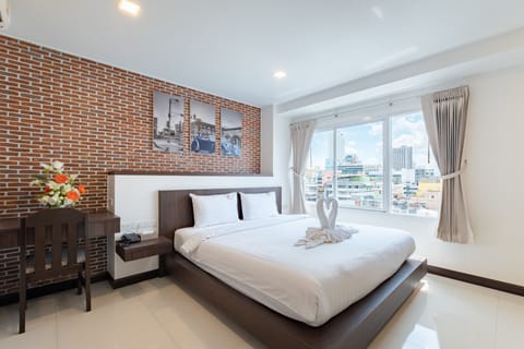 Deluxe Double Room  | Minibar (free items), in-room safe, desk, blackout drapes