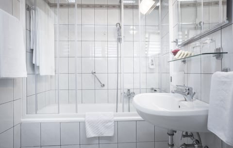 Romantic Suite | Bathroom | Bathtub, free toiletries, hair dryer, towels