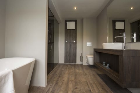 Suite | Bathroom | Shower, eco-friendly toiletries, hair dryer, towels