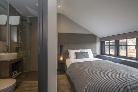 Desk, iron/ironing board, cribs/infant beds, rollaway beds