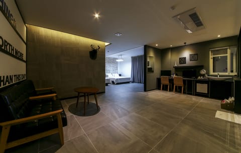 VVIP (Karaoke) | Living area | Flat-screen TV, computer