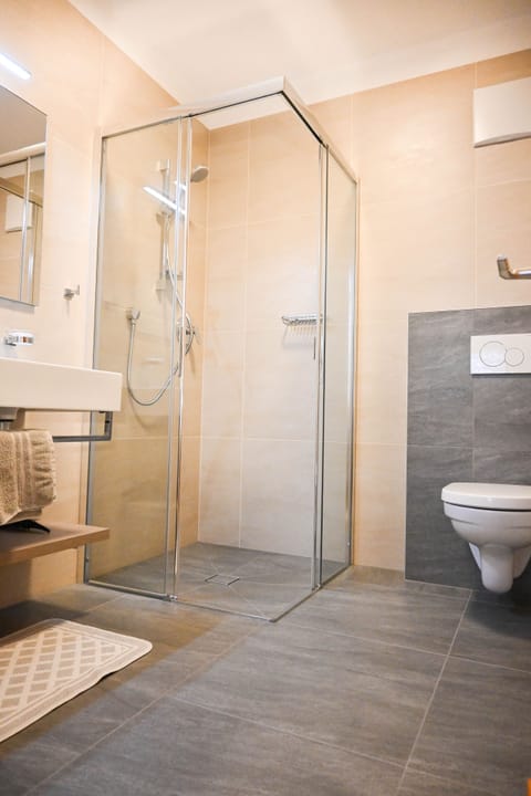 Classic Double Room | Bathroom | Shower, free toiletries, hair dryer, towels