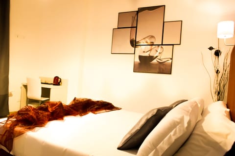 Premium bedding, down comforters, minibar, in-room safe