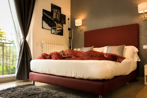 Premium bedding, down comforters, minibar, in-room safe