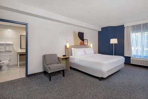 Room, 1 King Bed, Accessible Bathtub (Mobility Accessible) | Desk, laptop workspace, blackout drapes, iron/ironing board