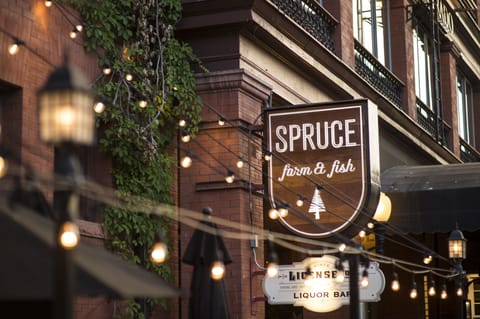2 restaurants; lunch, dinner, and brunch served