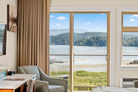 Premium bedding, in-room safe, desk, blackout drapes