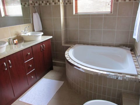 Luxury Double Room, Garden View | Bathroom | Free toiletries, hair dryer, towels