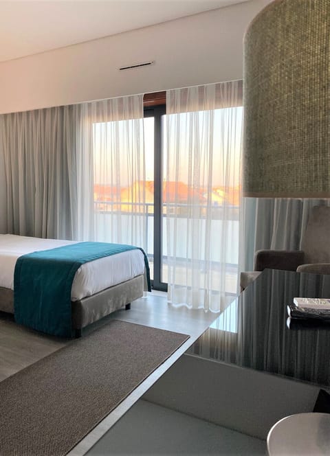 Triple Room with Balcony | Minibar, in-room safe, desk, iron/ironing board