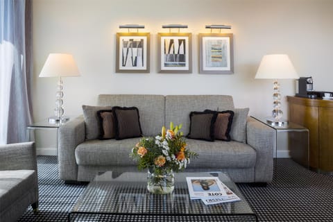 Hypo-allergenic bedding, in-room safe, desk, laptop workspace