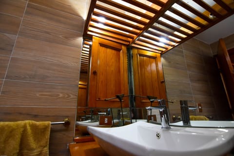 Double Room, Garden View | Bathroom sink