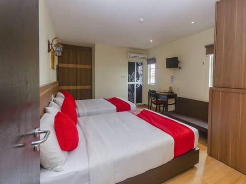 Family Suite, 2 Double Beds | Desk, WiFi (free), bed sheets