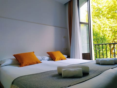 Standard Double Room | Minibar, in-room safe, desk, laptop workspace